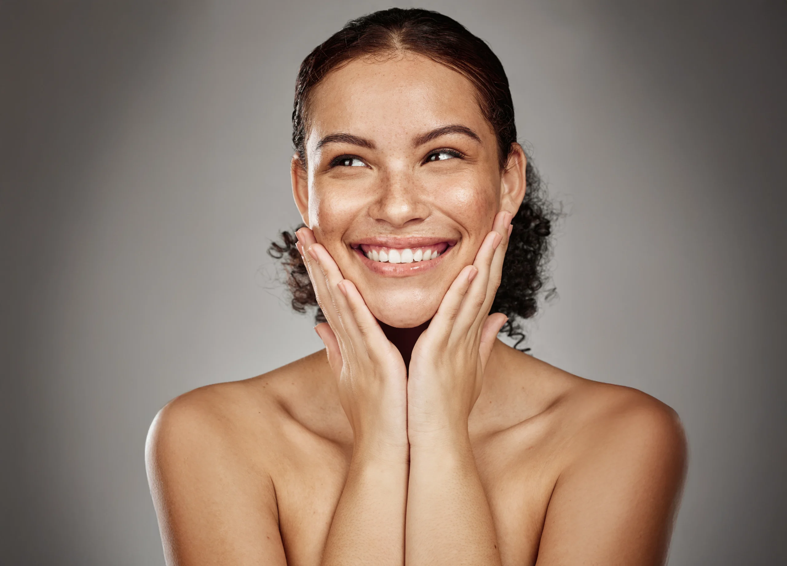 mujer sonriendo tratamiento radiofrecuencia facial